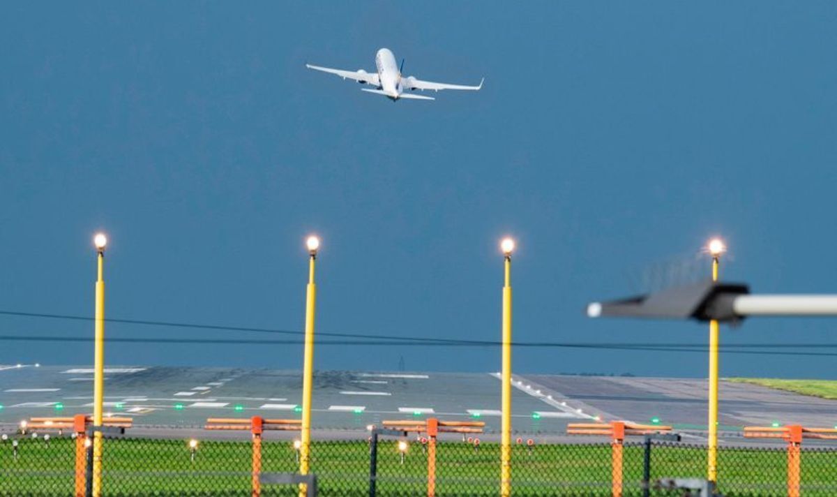 Pilot training flight blunder sparks airport emergency | UK | News